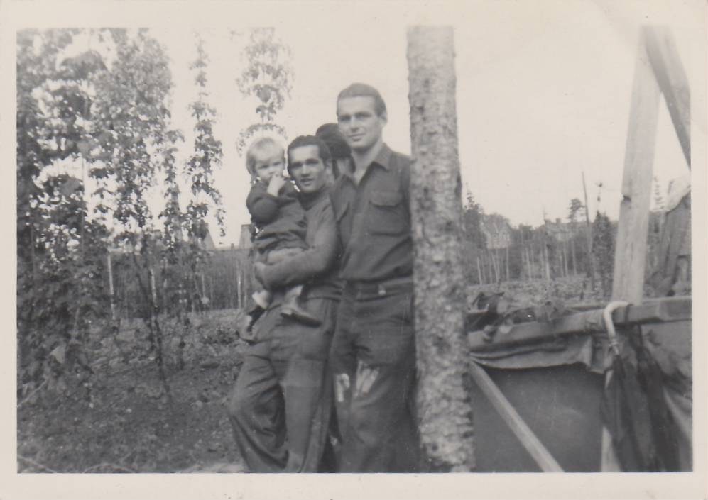 German POWs in the hop yards at Pomona Farm in the 1940s. Herefordshire POWs featured in V80. (Photo In Our Age)